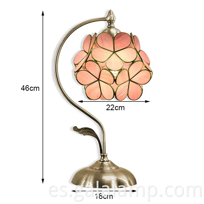 Elegante lámpara de mesa floral para un dormitorio cálido brillo